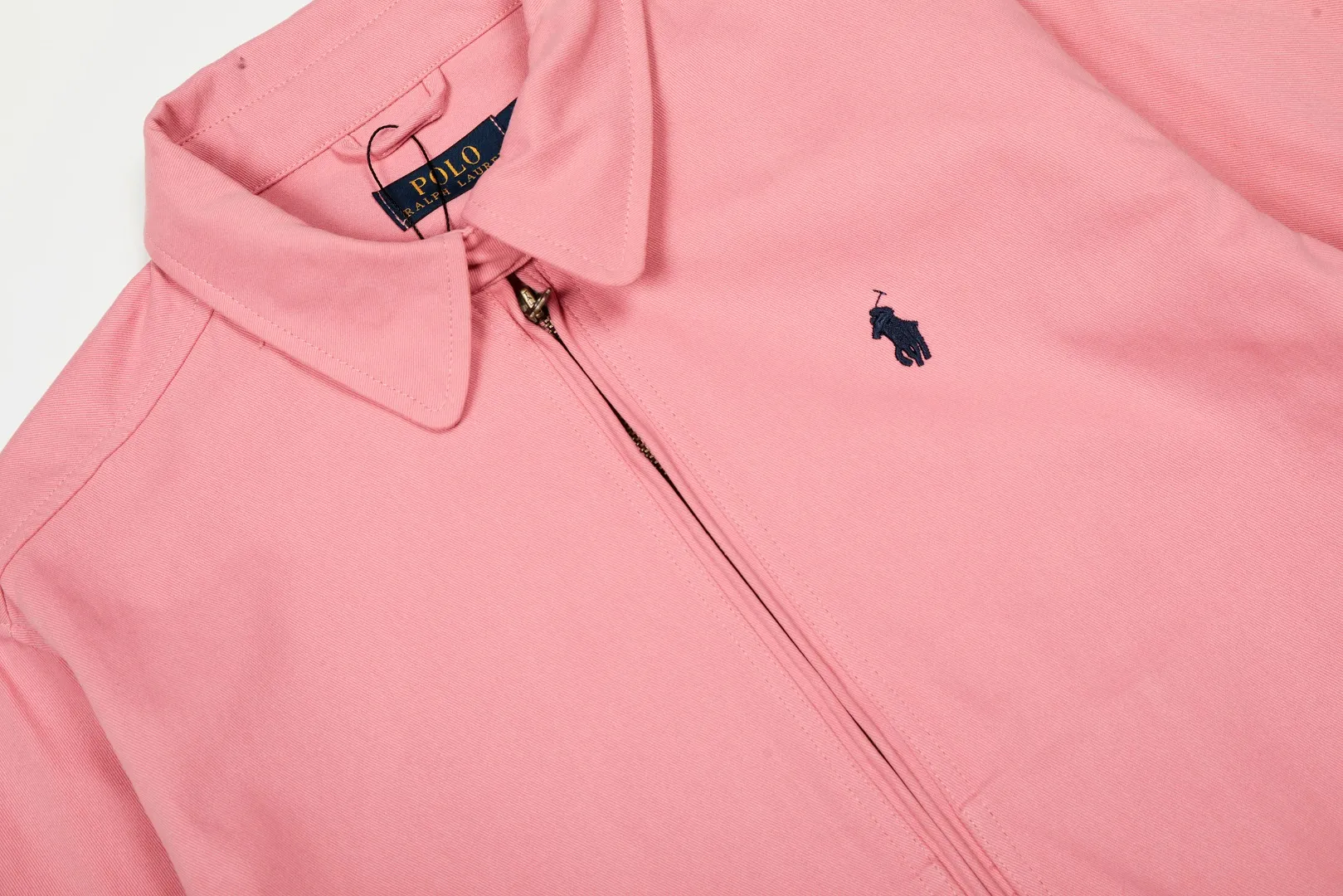 P300 top quality" Style number: 8101# (not off the shelves all year round) [Ralph Lauren/Ralph Lauren old cadre pony embroidered armband POLO jacket] ✅Ralph Lauren Ralph Lauren classic basic American retro old cadre goddess style jacket ✅Pure cotton high-gram heavy wash, soft, comfortable and tangible, upright and textured ✅Customized Vintage bronze double-open zipper head to restore the same quality as the cabinet version ✅This style: White/khaki color. There are waist patterns inside the threads of the collar and cuffs. Please note~ ✅Retro versatile jacket. The upper body is very flattering. Versatile model YYDS~ ✅Versatile for daily wear and work wear. ✅The upper body is simple and easy to wear. A must-have for goddess ootd. Good-looking clothes are never too picky. A must-have in the goddess' wardrobe. Size: S-XL. Color: White, yellow, red, navy, khaki, pink, light blue, olive green.
